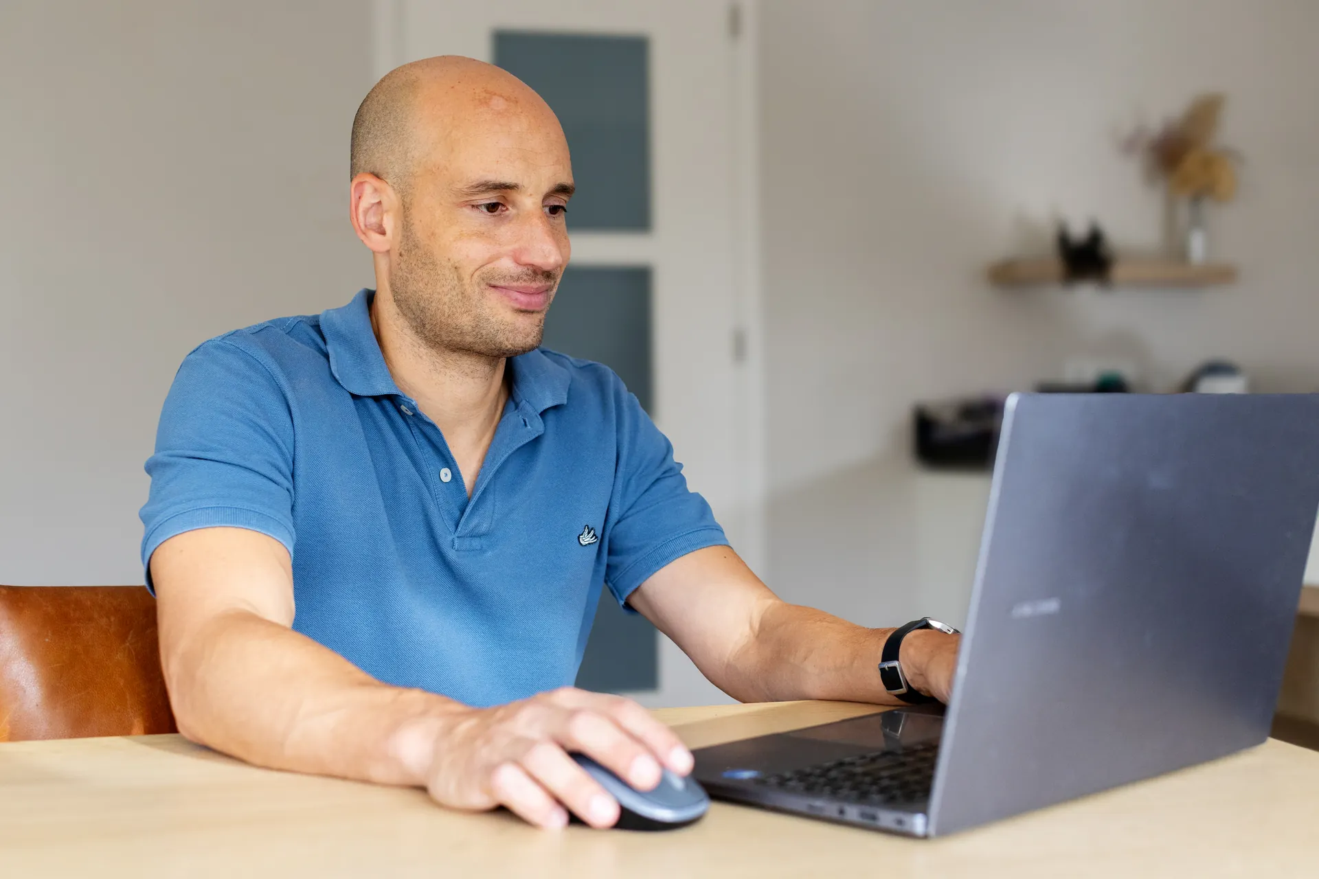 Thijs Logtenberg aan het werk achter zijn laptop.